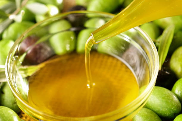 تصویر 2 از روغن زیتون فرابکر اصل با رنگ سبز طلایی و طعم ملایم خانگی